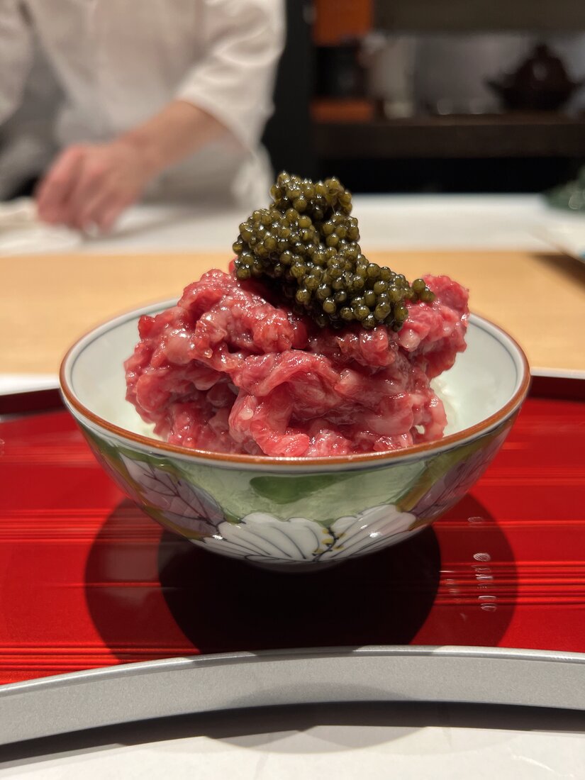 肉割烹 岡田前 和牛ユッケにキャビア