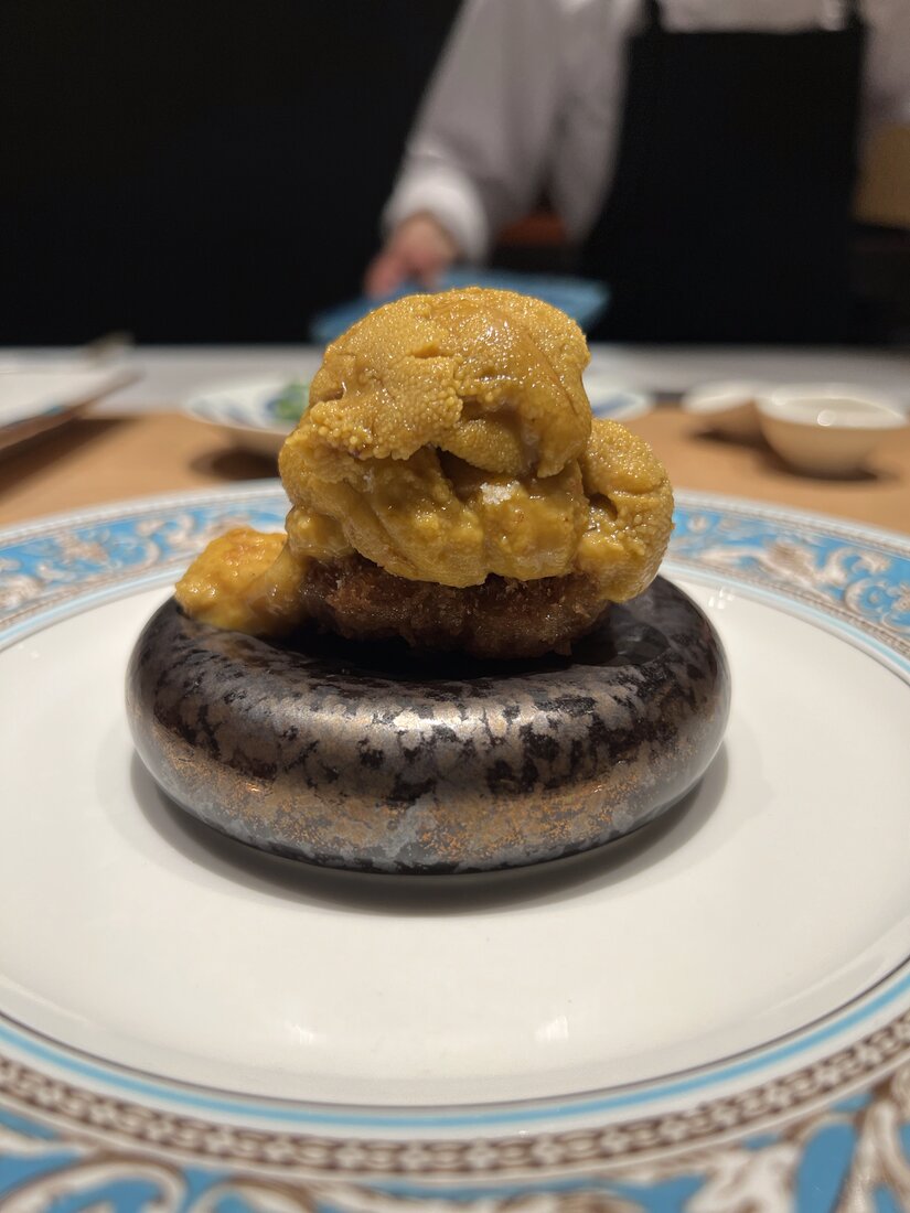 肉割烹 岡田前 名物の和牛メンチに雲丹